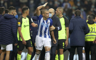 "Porto" un "Sporting" derbijs beidzas ar masveida grūstīšanos un četrām sarkanajām