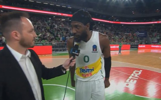 Video: Basketbolists intervijas laikā sāk riet