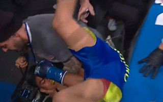 Video: Fotogrāfs glābj no ringa izkritušo bokseri