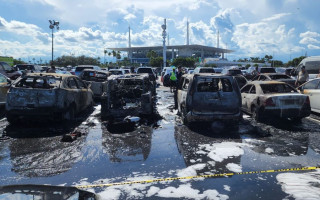 Līdzjutējs NFL spēles laikā stāvvietā atstāj grilu, kura dēļ nodeg astoņi auto