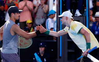 "Australian Open" nav viegli: uzvarētājs paspiež roku un steidzas vemt