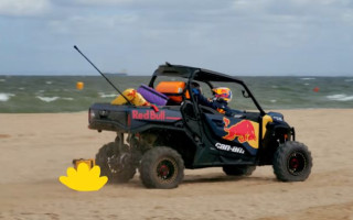 Video: "Red Bull" piloti sacenšas ar pludmales patruļas mašīnām