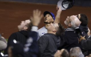 "Yankees" fani finālsērijas mačā izrauj bumbiņu no beisbola zvaigznes cimda