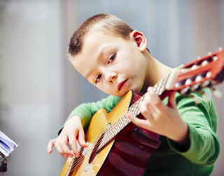 Bērna pirmie soļi muzikālajā pasaulē – kādu mūzikas instrumentu izvēlēties?
