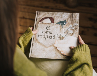 “Es esmu mājiņā” – grāmata un izstāde