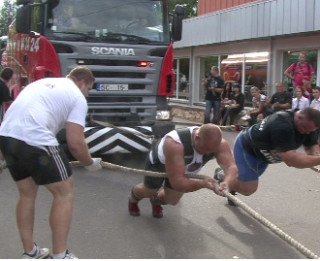 Video: Jauns rekords- divi latviešu brāļi velk divas 45 tonnas smagas automašīnas