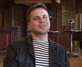 Video: Komponists Andris Dzenītis par operu "Dauka", miegainiem flautistiem un mūziku pelēkajiem zirņiem. Videointervija