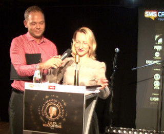 Video: Lauris Reiniks dzen velnu Mūzikas ierakstu gada balvas "Zelta mikrofons" preses konferencē