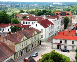 Apskatāma radošās darbnīcas ZVIRBULĒNS dalībnieku izstāde "Vasaras raibumi"