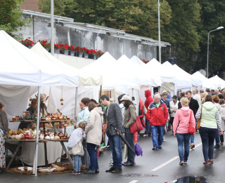 Izsludina pieteikšanos amatnieku darinājumu un sabiedriskās ēdināšanas tirdzniecības vietām „Rīgas svētku 2017” pasākumos 11. novembra krastmalā