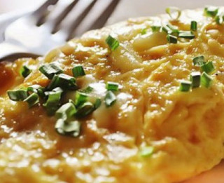 Omlete ar karsti kūpinātu zivi