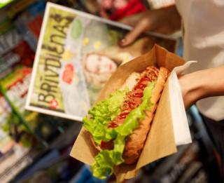 9 baušļi, kā pieklājīgi ēst <i>hotdogu</i>