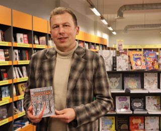 “Augstāk” – emocionāla, humorpilna un atmiņā paliekoša grāmata visiem, kuri pieaug