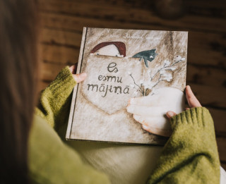 “Es esmu mājiņā” – grāmata un izstāde