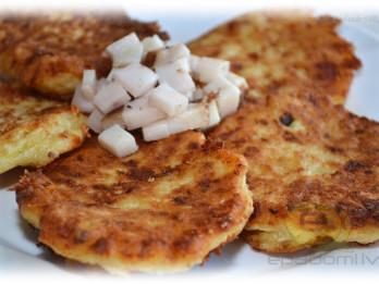 Fotorecepte: Sīpolu plācenīši soli pa solim