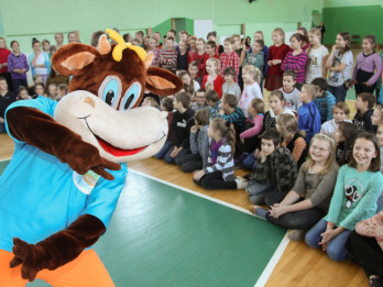 Piena dzēriena Rasēns radītā deja pievērš fiziskajām aktivitātēm gandrīz 4000 bērnus