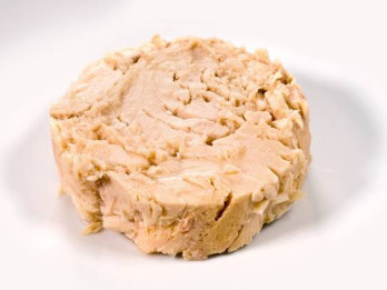 Eiropiešu iecienītais tuncis – ražots Taizemē, dramatiskos darba apstākļos