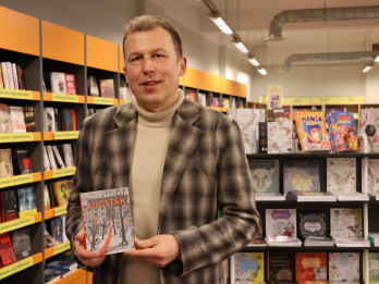 “Augstāk” – emocionāla, humorpilna un atmiņā paliekoša grāmata visiem, kuri pieaug
