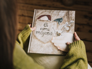 “Es esmu mājiņā” – grāmata un izstāde