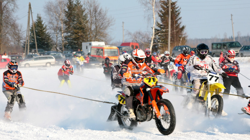 Skijorings; Piedāvājam jums foto ieskatu Latvijas skijoringa čempionāta 6. posma sacensībās, kas notika 21.02.2009. Ogres rajonā, Lēdmanes pagastā.

Foto: Ritvars Raits