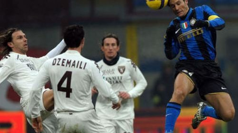Havjers Zaneti pret "Torino" spēlētāju trio
Foto: AFP