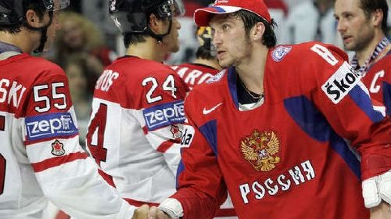 Krievijas izlase pasaules čempionāta finālā uzveikusi kanādiešus. Olimpiskajās spēlēs Kanādas hokejisti vēlas revanšēties, turklāt savu skatītāju priekšā
Foto: AFP/Scanpix
