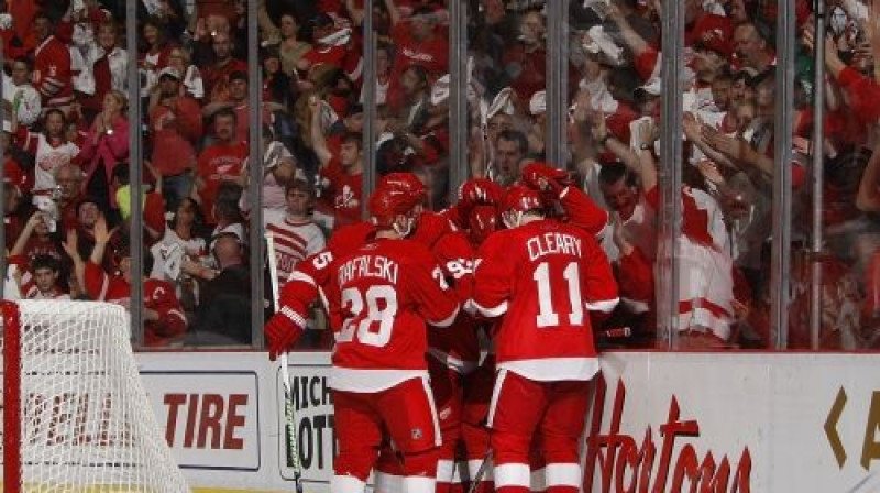 "Red Wings" hokejisti atzīmē vārtu guvumu
Foto: AFP