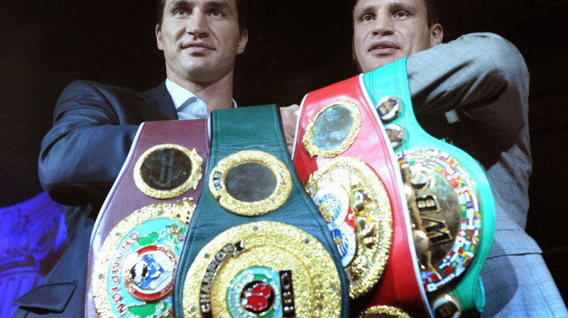 Vladimirs un Vitālijs Kļičko ar čempionu jostām
Foto: AFP/Scanpix