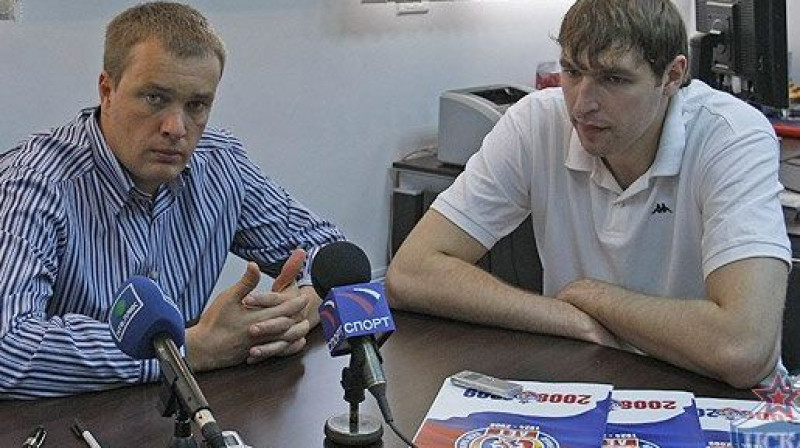 CSKA ģenerālmenedžeris Andrejs Vatutins un
Dmitrijs Sokolovs neilgi pēc līguma parakstīšanas.
Foto: cskabasket.com