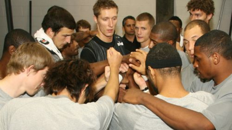 Kaspars Bērziņš (vidū) un Fīniksas komanda
Foto: nba.com