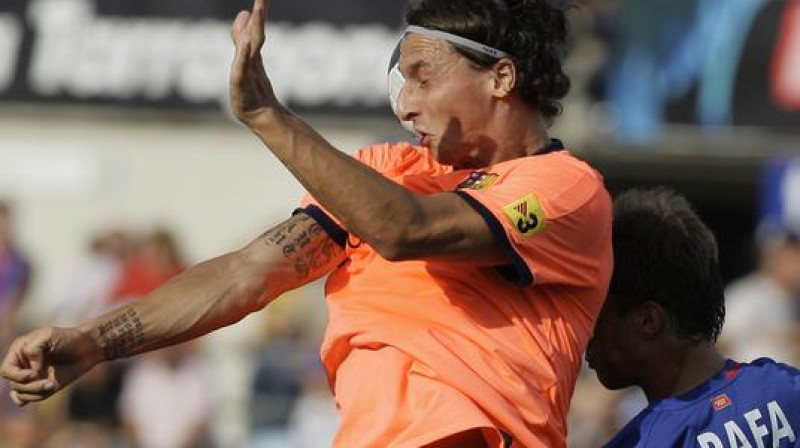 Zlatans Ibrahimovičs ("Barcelona") gaisa divcīņā pret Rafu Lopesu ("Getafe")
Foto: AP