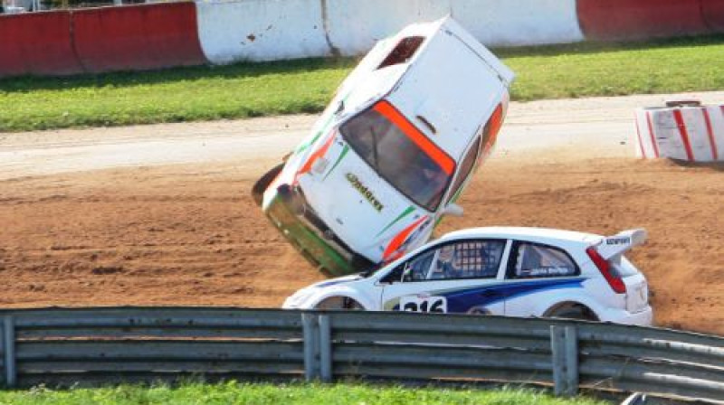 Mārtiņš Porietis arī pēc kūleņa prata turpināt sacīksti un finālā  izcīnīt otro vietu 2000 Super klasē
Foto: www.autocross.lv