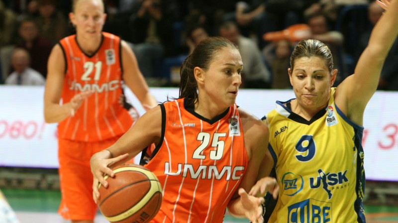 Svetlana Abrosimova cīņā ar Evantiju Maltsi
Foto: Basket.ugmk.com