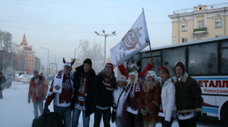 Dinamo fani Sibīrijā.
Foto: Inese Krūmiņa, www.hokejs2010.lv speciālkorespondente Sibīrijā