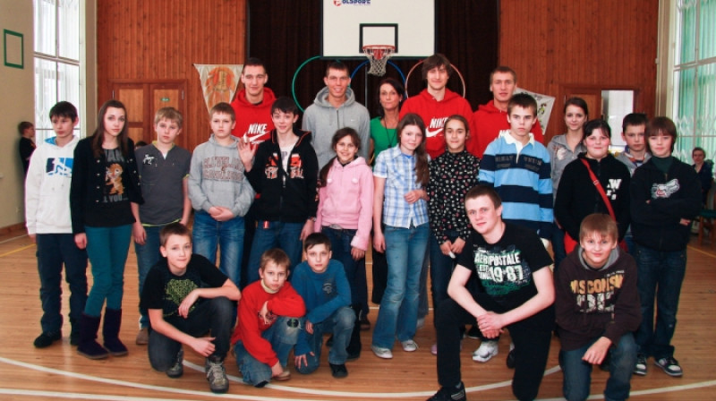 Mūsu puiši kopā ar 2. pamatskolas labākiem sporta stundu apmeklētājiem! Vidū arī skolotāja Andželika Šilberga.
Foto: Edgars Zviedrāns www.zviedzha.lv