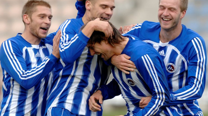 Oskars Kļava (otrais no kreisās) un "Liepājas
Metalurga" futbolisti priecājas
Foto: Romans Kokšarovs, Sporta Avīze, f64