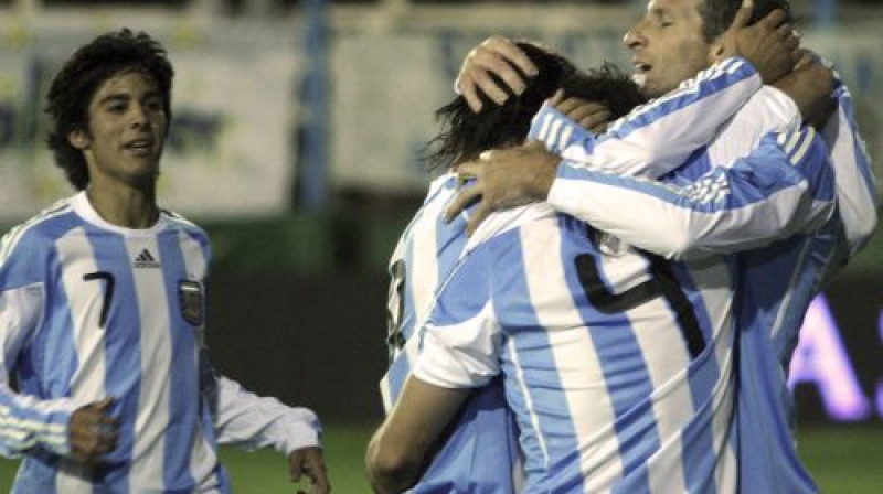 Argentīnas spēlētāji atzīmē vārtu guvumu
Foto: AP/Scanpix