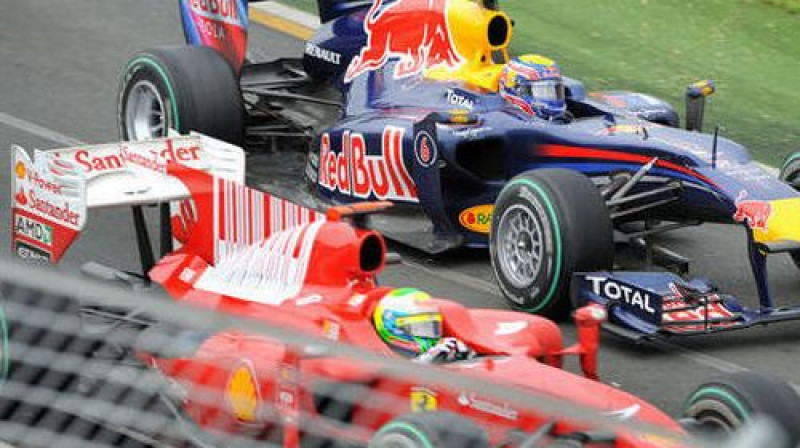 "Ferrari" pilots Felipe Masa, cīnoties ar Marku Vēberu no "Red Bull"
Foto: AFP/Scanpix