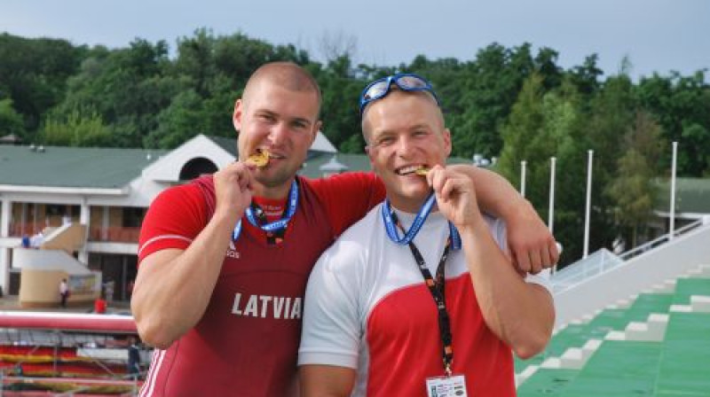 Krists Straume un Aleksejs Rumjancevs pēc uzvaras pērna gada U23 čempionātā.