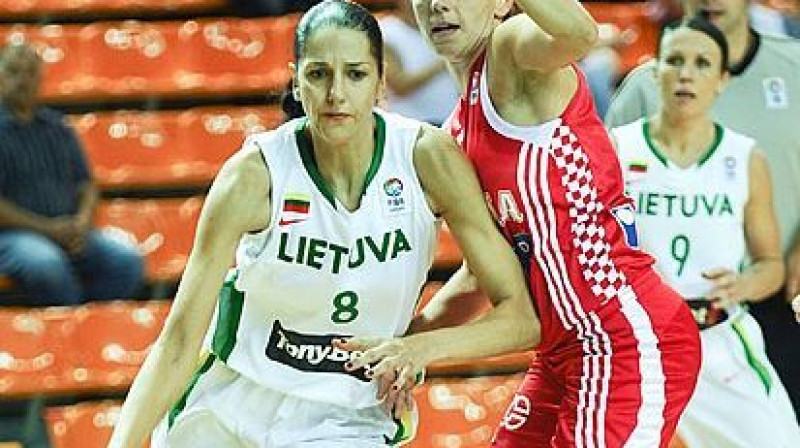 Lietuvas izlases spēlētāja Agne Abromaite (pa kreisi)
Foto: FIBA Europe