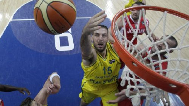 Alekss Maričs(centrā) šodien guva 23 punktus Austrālijai
Foto: AP/Scanpix