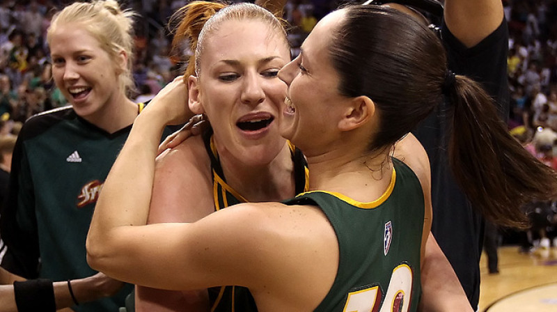 Lauren Jackson un Sue Bird priecājas par uzvaru
Foto: Christian Petersen, NBAE/Getty Images