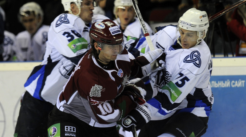 Lauris Dārziņš cīņā ar pretiniekiem
Foto: Romāns Kokšarovs, Sporta Avīze, f64