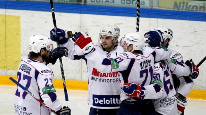 Magņitogorskas ''Metallurg'' hokejist svin uzvaru
Foto: Aleksandrs Safonovs, championat.ru