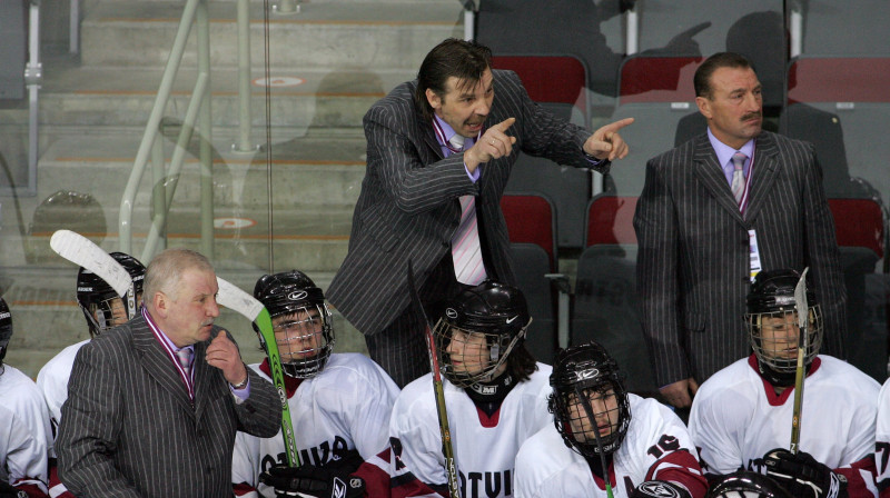 U-18 hokeja izlases galvenais treneris Anatolijs Jemeļjaņenko (pa labi)