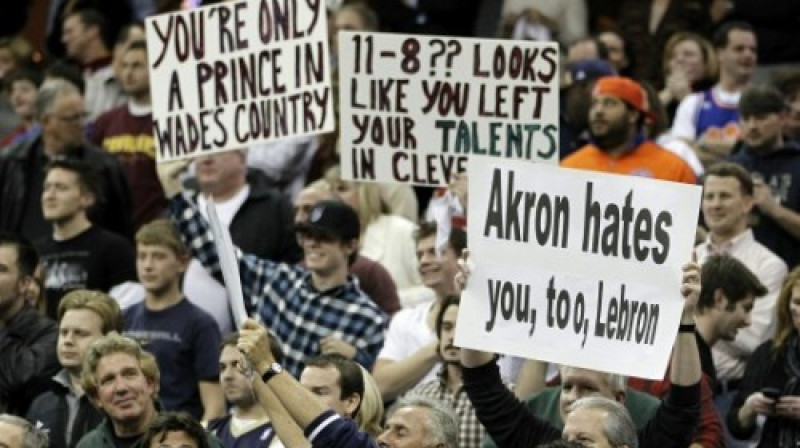 Ar plakātu palīdzību "Cavaliers" fani pauda savu nostāju pret Lebronu Džeimsu
Foto: AFP/Scanpix