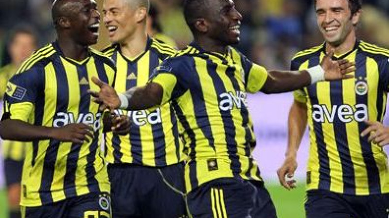 ''Fenerbahce'' uzvaras kaldinātāji - (no kreisās) Isiars Diā, Alekss, Mamadū Niangs
Foto: fenerbahce.theoffside.com