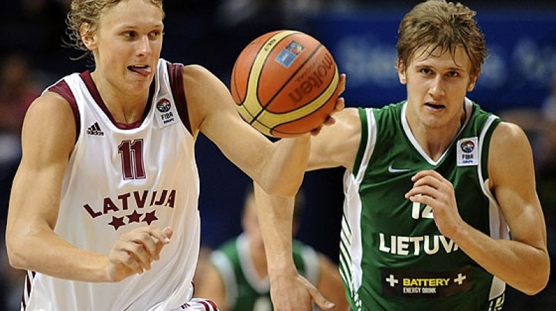 Viens no 1992.gadā dzimušo basketbolistu izlases līderiem Jānis Timma cīņā ar pasaules un Eiropas čempioniem šajā vecuma grupā lietuviešiem
Foto: Robertas Dackus, FIBA Europe