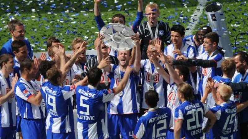 Berlīnes "Hertha" futbolisti ar uzvarētāju trofeju
Foto: AFP/Scanpix