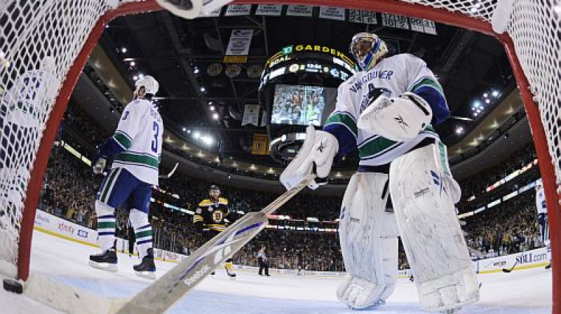 Roberto Luongo ķeksē ārā kārtējo ripu no saviem vārtiem
Foto: Reuters/Scanpix